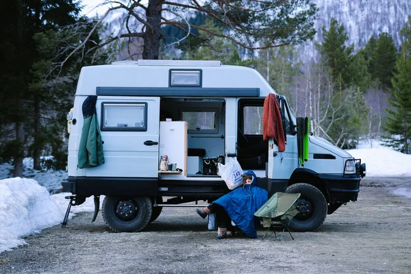 Femme Confortable Couverture Randonnée Aventure Assis Sur Une Chaise Camping — Photo