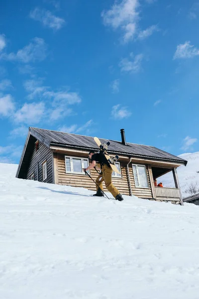 Hombre Caminar Por Empinada Pista Esquí Cabaña Montaña Con Ayuda — Foto de Stock