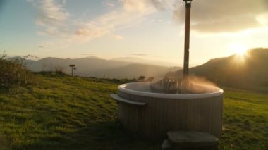 Gün batımında doğa ve dağlarla çevrili fevkalade sıcak küvet ya da Hollanda küveti. Destansı bir kaçamak ya da dinlendirici bir tatil için mükemmel bir yer. Glamping ya da spa doğal otel.