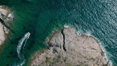 Şahsi aile motorlu teknesinin insansız hava aracı görüntüsü gözlerden uzak Akdeniz koyunda geziniyor. Lüks ve eğlence dolu bir tatil. Güney Avrupa 'nın huzurlu ortamında unutulmaz bir tekne macerası.