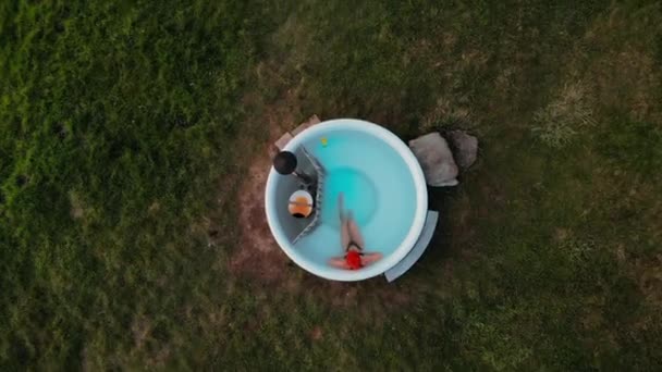 Zoom Tiro Dron Mujer Joven Relaja Bañera Hidromasaje Alimentación Natural — Vídeo de stock