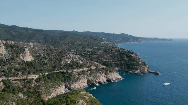 Drone Aérien Yacht Luxe Location Naviguant Partir Une Crique Méditerranéenne — Video