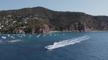 Motorlu teknenin körfezden ya da körfezden drone görüntüsü. Denizde yüzen özel bir yat. Köylü sinematik dağ kıyıları. Lüks bir yelkenli. Turistik bir yer. İspanya 'da yaz tatili