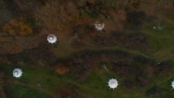 Drone Tiro Glamping Escondido Retiro Tienda Enclavado Sereno Bosque Primavera — Vídeo de stock