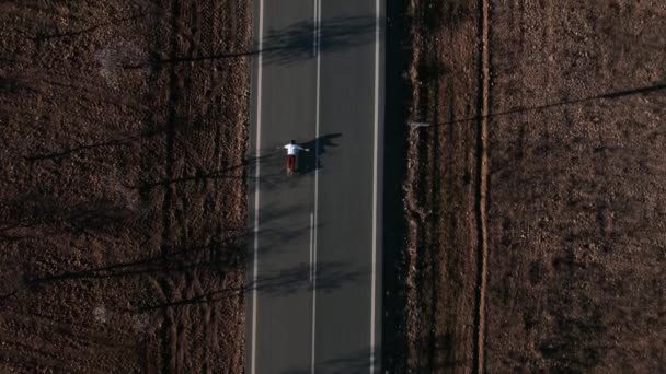 Sledování Drone Záběr Tisíciletého Mladého Muže Zábavnou Jízdu Longboard Prázdné — Stock video