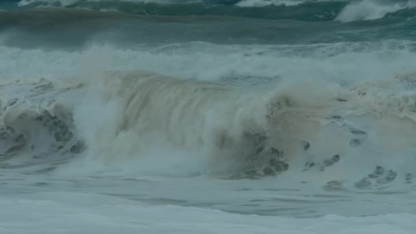 暴风雨般的海景 强大的海浪冲击着海岸 危险的自然美乳白色泡沫创造了戏剧性的背景 雨天巨浪 飓风或热带气旋 — 图库视频影像