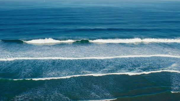 カメラの空中ドローンショットを開く水の中で油性の滑らかな波の上を飛ぶ 海は波が互いの上を転がっている 落ち着いた水のコンセプト スローモーションドローン海水表面 — ストック動画