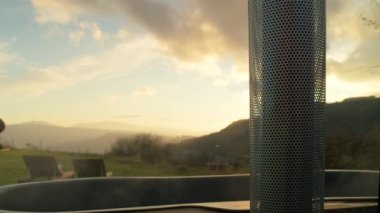 Nefes kesici günbatımında Glamping ya da Spa Doğal Oteli. Açık havada yanan jakuzi ve iki tahta güneş yatağı ya da yeşillik ve dağlarla çevrili bir şezlong. Romantik bir kaçamak için destansı bir yer.