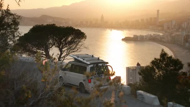 Moderne Campingbil Parkert Siden Veien Episk Campingplass Med Utsikt Turistby – stockvideo