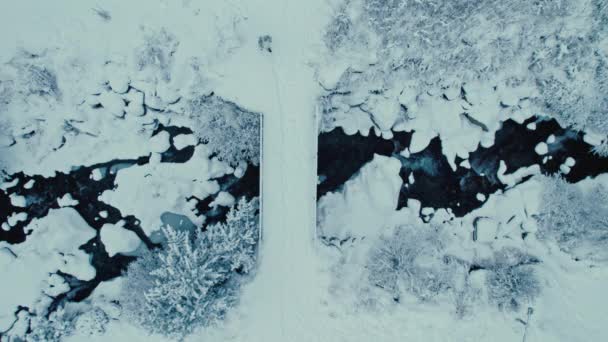 Zrzut Góry Dół Człowieka Chodzącego Zimą Małym Moście Nad Górskim — Wideo stockowe