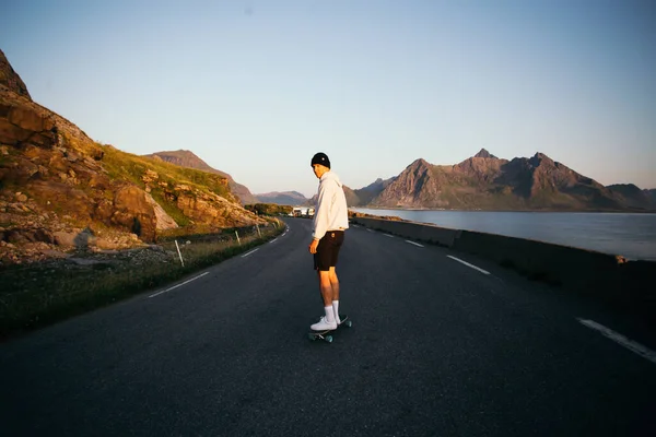 Тисячолітній Хіпстер Штовхає Щоб Отримати Швидкість Скейтборді Людина Довгому Борту — стокове фото