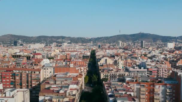 Drone Dolly Shot Van Residentiële Wijk Barcelona Spanje Uitzicht Tibidabo — Stockvideo