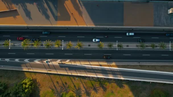 Аэромобиль Сбит Справа Налево Оживленном Литоральном Шоссе Ронда Барселоне Испания — стоковое видео
