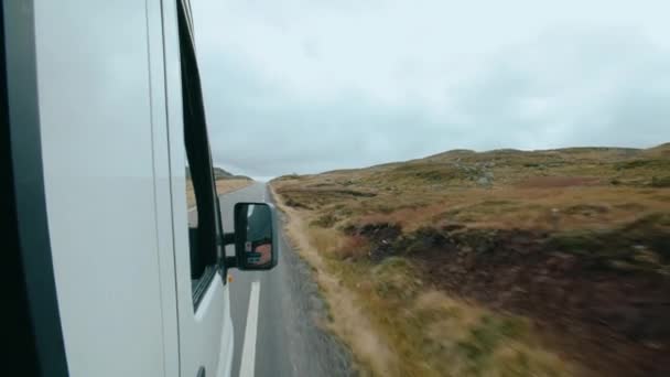Вид Пассажирского Сиденья Автомобиля Норвежский Ландшафт Плато Местности Горах Пасмурная — стоковое видео