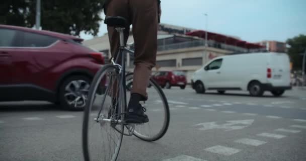 Stadsfietser Wacht Groen Licht Verkeersknooppunt Voert Ruiterstand Uit Zijn Fiets — Stockvideo