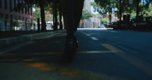 Primer Plano Tiro Bala Mujer Scooter Eléctrico Paseo Fuera Sombra — Vídeo de stock