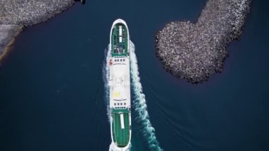 Norveç fiyordunda yolcu ve araç feribotu körfeze veya marinaya girer. Arabalar, kamyonlar, kamyonlar ve yayalar büyük bir feribotla seyahat ediyorlar. Deniz lojistik nakliye güzergahının havası