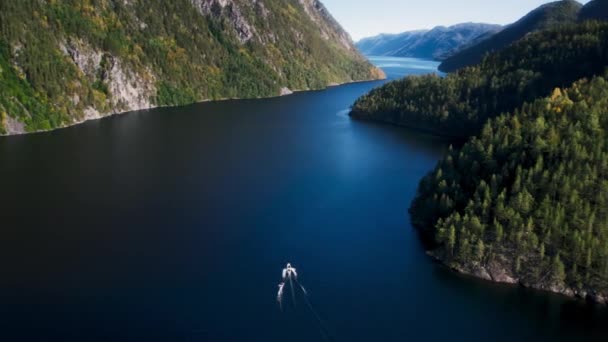 ノルウェーのジレンジャー フィヨルドの観光ツアーで小型のプライベートモーターボートの航空無人機ショット アドベンチャーライフスタイルのインスピレーションとモチベーション 夏休みのスカンジナビアの自然と荒野 — ストック動画