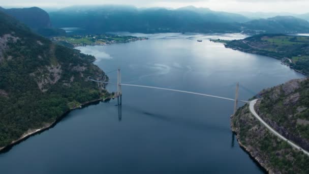 航空機は西ノルウェーのリュゼフィヨルカ橋を撃った リュースフィヨルドを横断する巨大な輸送懸濁液橋 — ストック動画
