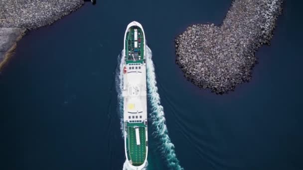 Traghetti Passeggeri Veicoli Nel Fiordo Norvegese Entrano Nella Baia Nel — Video Stock