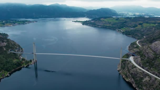 从空中向挪威西部的Lysefjordbrua桥射击 Lysefjord Fjord上的巨大交通悬索桥 — 图库视频影像