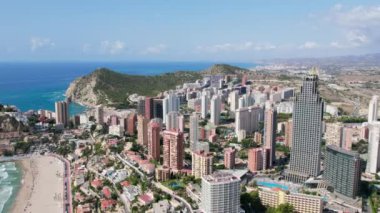 Etkileyici Benidorm siluetinin insansız hava aracı görüntüsü. Tatil kiraları ya da turistler için apartmanlar. İspanyol yazlık evleri. Akdeniz kıyısında yaz mevsimi