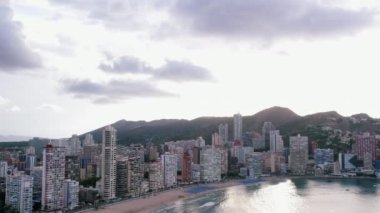 Benidorm, İspanya 'da Costa Brava' da deniz kıyısındaki dairelerin en iyi hava aracı görüntüsü. Deniz kıyısındaki yüksek binalar. İngiliz turizm beldesi