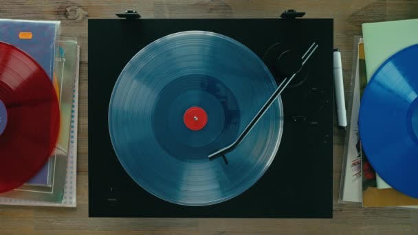 Atemberaubende Blaue Limitierte Disc Die Sich Auf Plattenspieler Und Musikklängen — Stockvideo