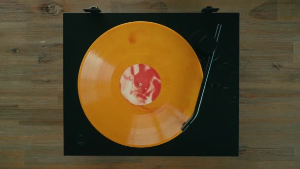 Top Kilátás Színes Narancssárga Vinyl Mozog Klasszikus Lemezjátszó Asztal Otthon — Stock videók