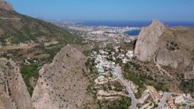 Yaz tatilinin havadan çekilmiş görüntüleri, Altea Hills, Costa Blanca, İspanya 'da kapalı bir bölge. Tatil yerleri ve özel havuzlu villalar. Akdeniz kıyısında İspanyol gayrimenkulleri