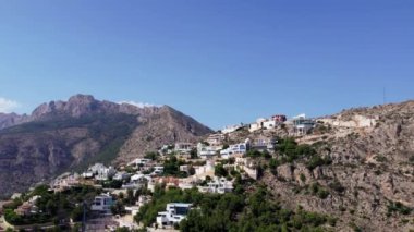 Yaz tatilinin havadan çekilmiş görüntüleri, Altea Hills, Costa Blanca, İspanya 'da kapalı bir bölge. Tatil yerleri ve özel havuzlu villalar. Akdeniz kıyısında İspanyol gayrimenkulleri