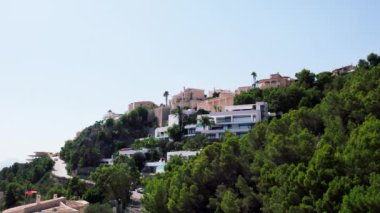 Yaz tatilinin havadan çekilmiş görüntüleri, Altea Hills, Costa Blanca, İspanya 'da kapalı bir bölge. Tatil yerleri ve özel havuzlu villalar. Akdeniz kıyısında İspanyol gayrimenkulleri