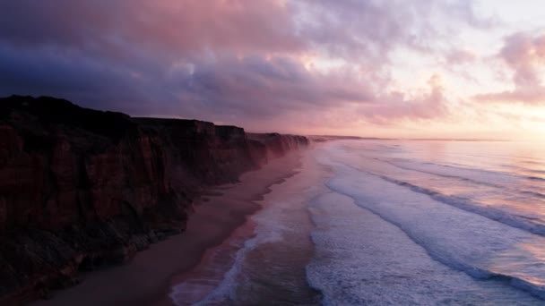 Inspirujące Filmowe Ujęcie Drona Niesamowitych Klifów Wpadających Oceanu Portugalska Plaża — Wideo stockowe