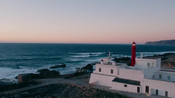 Дрон Зняв Знаковий Маяк Cascais Португалії Кінематографічний Захід Сонця Обмиває — стокове відео