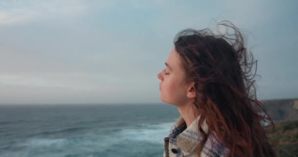 Film Inspirujące Ujęcie Romantycznej Emeryturowej Młodej Kobiety Stojącej Krawędzi Klifu — Wideo stockowe