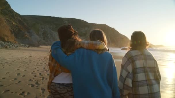 Τρεις Καλύτεροι Φίλοι Περπατούν Στην Ηλιόλουστη Παραλία Ηλιοβασίλεμα Ευτυχισμένες Γυναίκες — Αρχείο Βίντεο