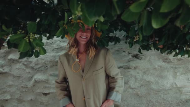 Yeşil Ağacın Altında Duran Sevimli Genç Bayanın Kamerasıyla Çekilmiş Fotoğrafı — Stok video