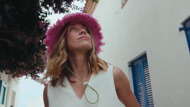 Πορτρέτο Της Νεαρής Γυναίκας Κομψό Panama Κουβά Καπέλο Κοιτάξουμε Ψηλά — Αρχείο Βίντεο
