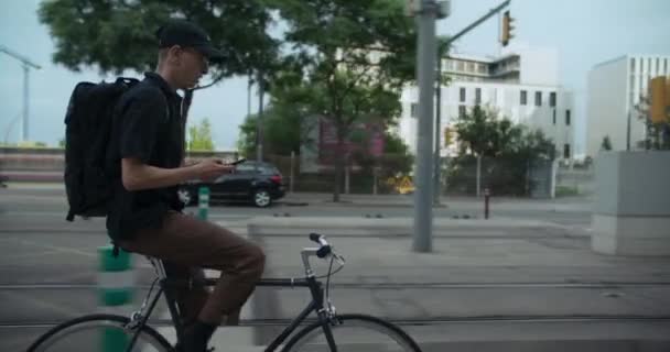 Prise Vue Latérale Cycliste Banlieue Sur Piste Cyclable Regardez Son — Video