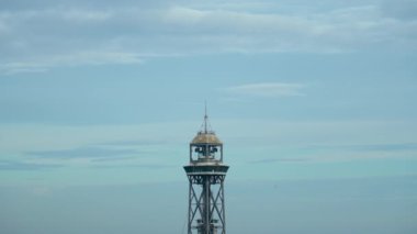 Bulutlu arka plana karşı füniküler üst nokta. Turistler için toplu taşıma, eğlence deneyimi. Terminal İstasyonu. 