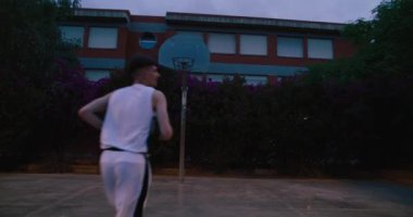 Güneş batarken, iki oyuncu yeteneklerini sokak basketbol sahasında sergiliyor. Takım arkadaşları dışarıda potaya basket antrenmanı yapıyor. Projelerde gece vakti basketbol maçı