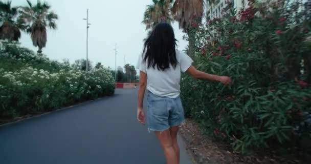 Skater Meisje Moeiteloos Rijden Een Skateboard Langs Asfalt Dijk Omgeven — Stockvideo