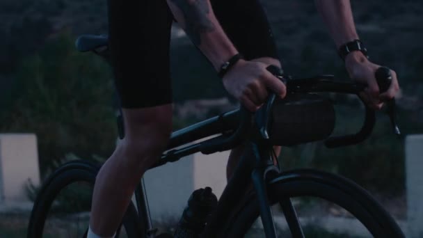 在骑自行车的人的紧逼下 骑着自行车艰难地爬上了一座小山 卡在鞋子里旋转着碳曲柄 轻量级车轮与盘式制动器和11个速度盒式磁带 自行车的运动部分 — 图库视频影像