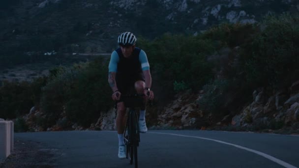 Профессиональный Велосипедист Едет Гору Выполняет Сильные Усилия Тяжелое Дыхание Потливость — стоковое видео