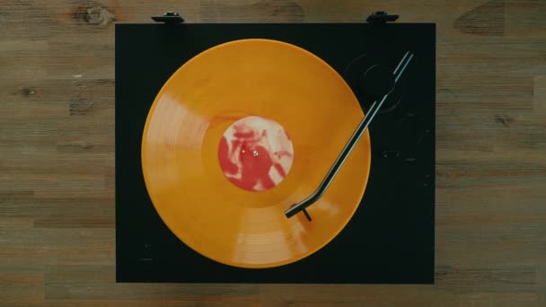 Turntable Stylus Spins Orange Vinyl Stylish Vinyl Record Player Produces — Stock Video