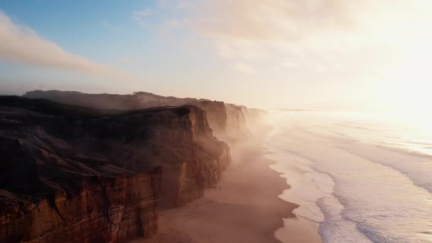 Una Vista Impresionante Del Dron Captura Una Playa Cinematográfica Atardecer — Vídeo de stock