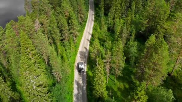 Roaming Através Natureza Selvagem Norways Uma Van Campista Robusto Embarca — Vídeo de Stock