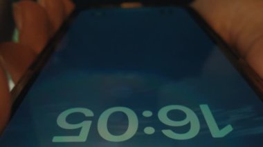 Kadın parmaklar, iPhone 'un en son ios yazılımının kontrol merkezini açmak için ekranda kayıyor. Uçak modunu aç. Kablosuz interneti, ağı ve bluetooth 'u kapat. BARCELONA, İSPAN - Kasım 2023