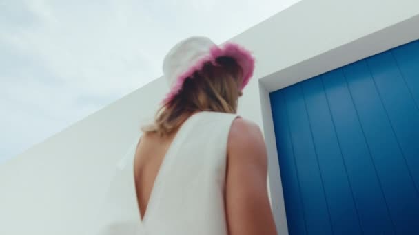 Renkli Pembe Panama Şapkalı Otantik Genç Bir Kadının Geniş Açılı — Stok video