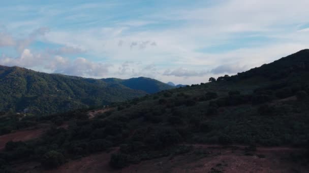 ドローンが丘の上を飛んでいる シネマティックな谷が山から開きます テキストのためのスペース 自然の風景とスクリーンセーバー 息をのむような景色を望むエピック国立公園 — ストック動画